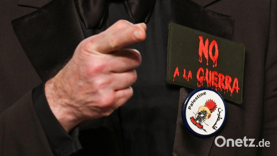 Javier Bardem kommt zu der Vanity Fair Oscar Party im Los Angeles County Museum of Art in Beverly Hills und trägt zwei Anstecker mit der Aufschrift "No a la guerra" und "Palestine". Bild: Evan Agostini/Invision/AP/dpa