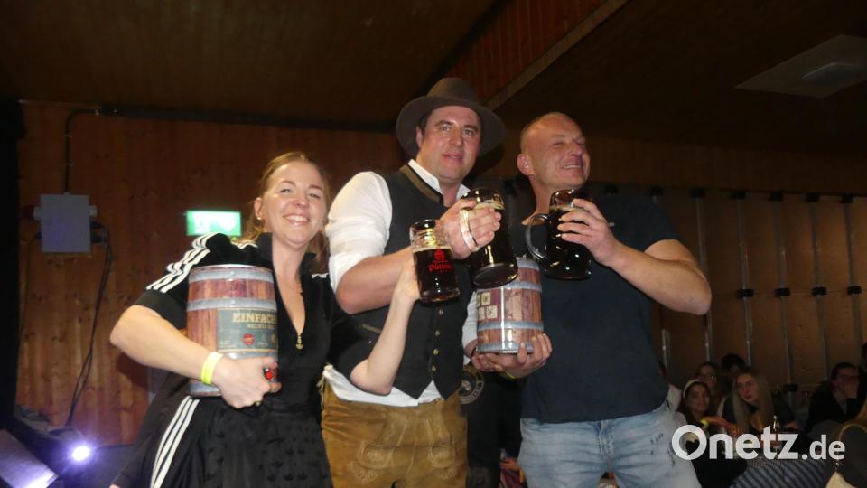 Die Sieger des Maßkrugstemmens (von links): Carolin Gomez, Thomas Walberer und Sigi Gradl. Bild: rn