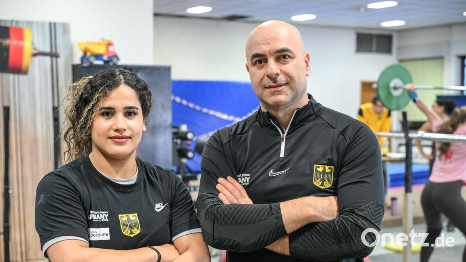 Bundestrainer Almir Velagic (r) betreut Yekta Jamali. (Archivbild) Bild: Jason Tschepljakow/dpa