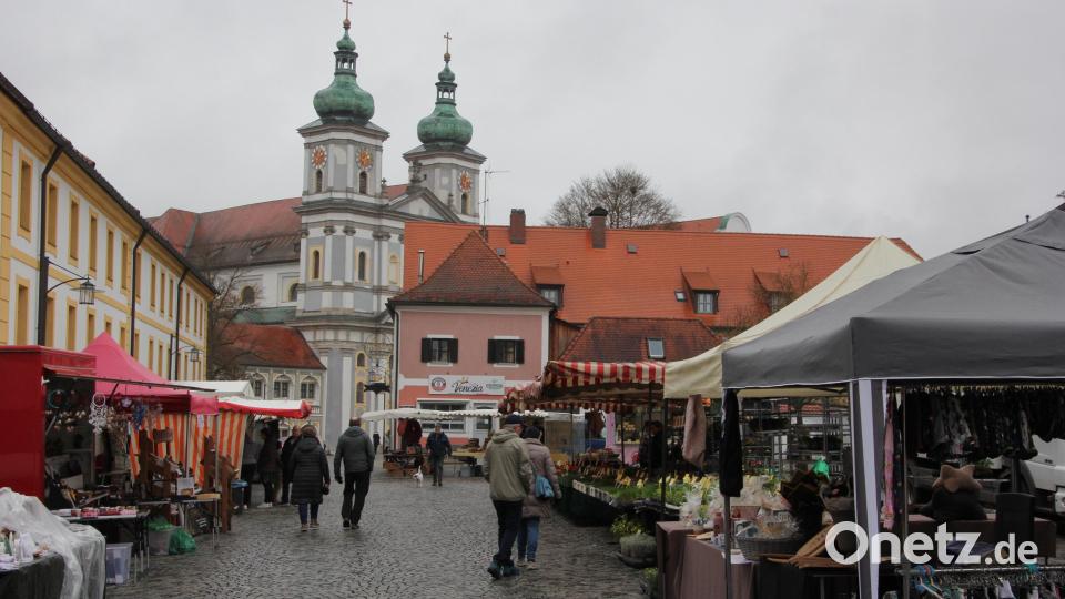 Wegen des Schmuddelwetters hielt sich das Interesse am "Markttag zu Josefi" am Fuße der Basilika in Grenzen. Bild: Konrad Rosner