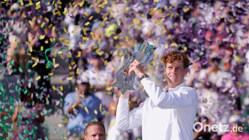 Jannik Sinner hält den Siegerpokal nach seinem Sieg. Bild: Mark J. Terrill/AP/dpa