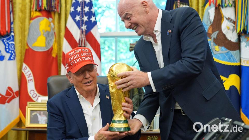 Donald Trump (l) und die Fußball-WM: längst ein politisches Thema. (Archivbild) Bild: Jacquelyn Martin/AP/dpa
