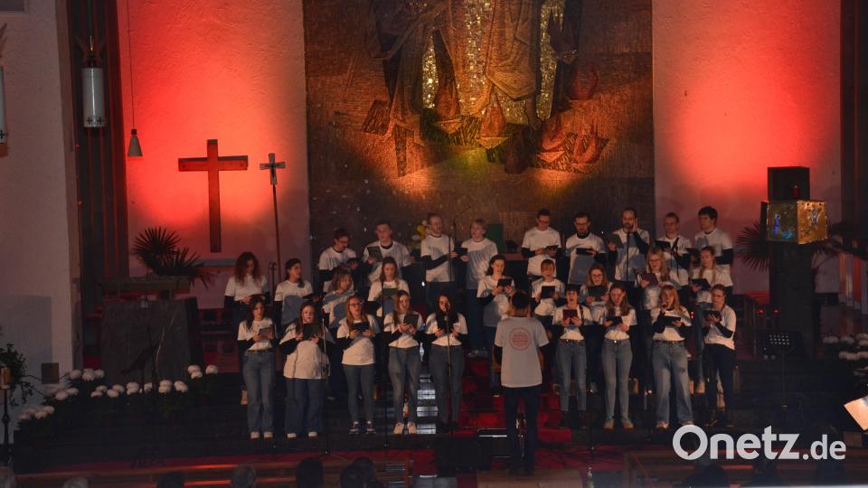 In der Schirmitzer Pfarrkirche erleben die Zuhörer am Samstag ein mitreißendes Konzert mit "N.E.W.-Voices". Bild: dob