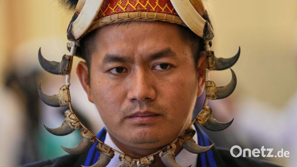 Ein Abgeordneter der Naga-Ethnie, der einen traditionellen Naga-Hut trägt, kommt zu einer Sitzung im Unterhaus des Parlaments in Naypyitaw, Myanmar. Bild: Aung Shine Oo/AP/dpa