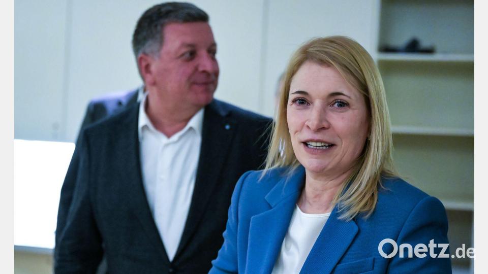 Bahnchefin Evelyn Palla und Verkehrsminister Christian Bernreiter im Landtag. Bild: Malin Wunderlich/dpa