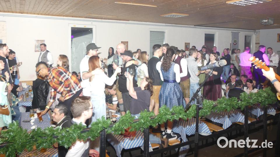 Die Spitzbuam hatten folgsames Publikum: "Alles bis 130 Kilo auf die Bänke!" Bild: rn