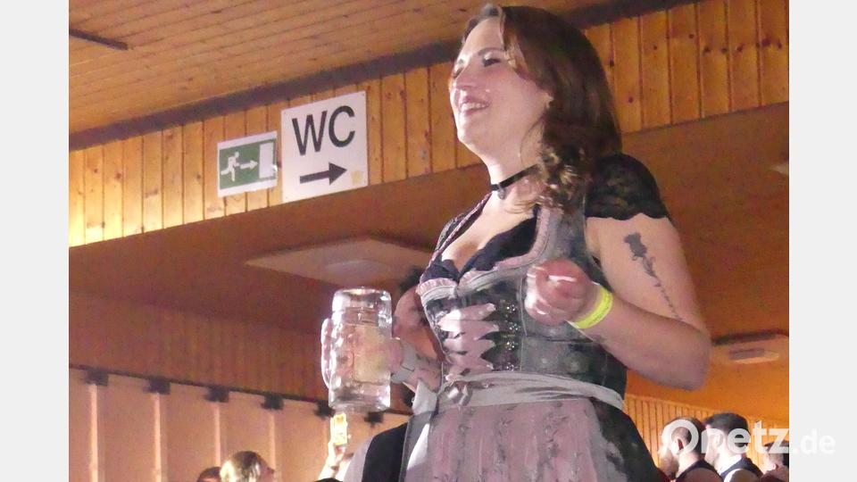 Auch amerikanische Gäste wissen bayerisches Brauchtum zu schätzen. Bild: rn