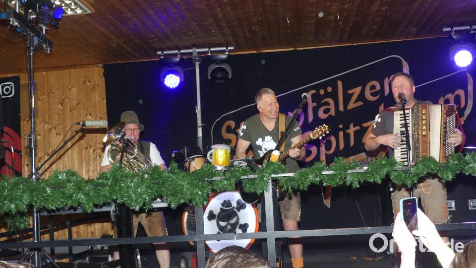 Eine stimmungsvolle Nacht bereiteten die Oberpfälzer Spitzbuam den Festbesuchern. Bild: rn