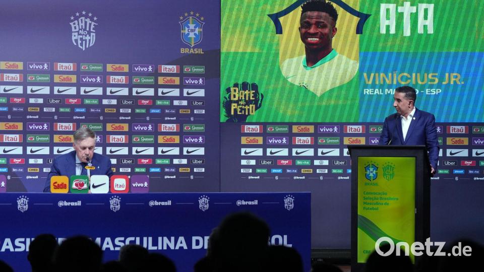 Brasiliens Nationaltrainer Carlo Ancelotti (l) bei der Bekanntgabe seines Kaders für die beiden Länderspiele gegen Frankreich und Kroatien. Vinicius Jr. ist dabei - Neymar nicht. Bild: Silvia Izquierdo/AP/dpa