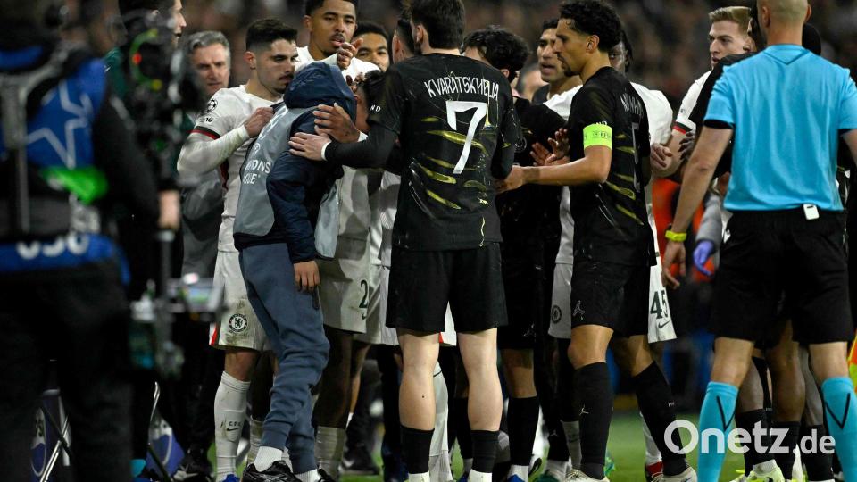 Ein Schubser von Pedro Neto gegen einen Balljungen hat für Aufregung gesorgt. (Archivbild) Bild: Julien De Rosa/AFP/dpa