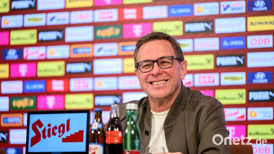 Ralf Rangnick sieht viel Potenzial in den beiden Debütanten. Bild: Max Slovencik/APA/dpa