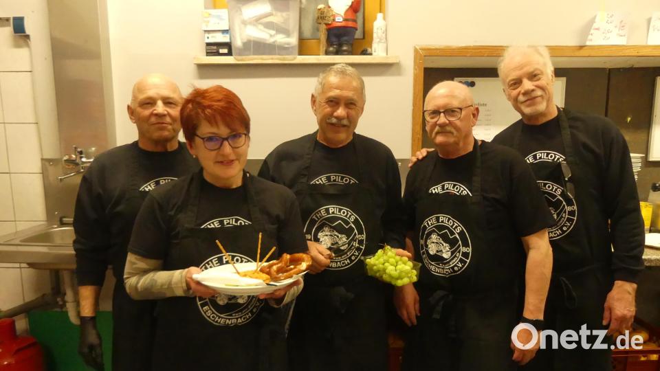Bayerische Brotzeiten lieferte die Küche mit Küchenmeister Hans Rupprecht (Mitte). Bild: rn