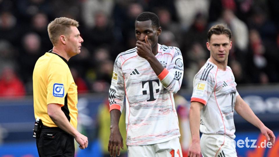 Bayerns Nicolas Jackson sah in Leverkusen nach Videoüberprüfung die Rote Karte. Bild: Federico Gambarini/dpa