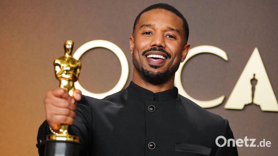 Michael B. Jordan, Gewinner des Preises als Hauptdarsteller für "Sinners", posiert bei der Oscars-Verleihung. Bild: Jordan Strauss/Invision/dpa