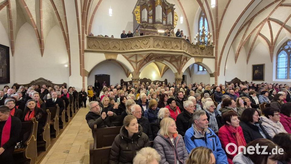 Auch beim vierten Chorkonzert ist die Sankt-Johannis-Kirche restlos gefüllt. Bild: whü