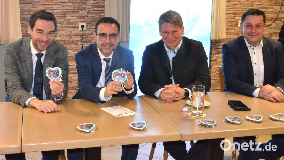Politprominenz zum Wahlkampfendspurt mit Herz: (von links) MdL Stephan Oetzinger, MdL Klaus Holetschek, OB-Kandidat Benjamin Zeitler und CSU-Kreisvorsitzender Stephan Gollwitzer. Bild: Kunz