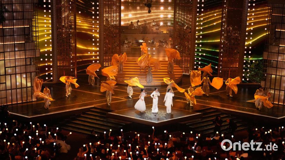 Rei Ami (l-r) EJAE und Audrey Nuna singen "Golden" aus "K-Pop Demon Hunters" bei der Oscars-Verleihung. Bild: Chris Pizzello/Invision/AP/dpa