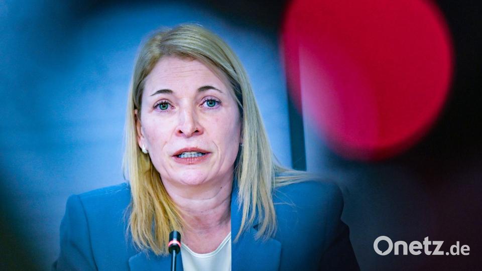 Bahnchefin Evelyn Palla nimmt im Landtag kein Blatt vor den Mund: Das Schienennetz ist auch in Bayern so marode, dass die Sanierung zehn Jahre dauern wird. Bild: Malin Wunderlich/dpa