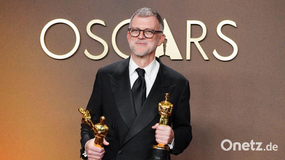 Paul Thomas Anderson, Gewinner der Preise für das Drehbuch (adaptiertes Drehbuch), die Regie und den besten Film für "One Battle After Another", posiert im Presseraum der Oscar-Verleihung im Dolby Theatre in Los Angeles. Bild: Jordan Strauss/Invision/AP/dpa