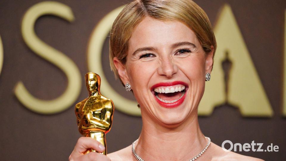 Jessie Buckley, Gewinnerin des Preises als Hauptdarstellerin für "Hamnet", posiert bei der Oscars-Verleihung. Bild: Jordan Strauss/Invision/AP/dpa