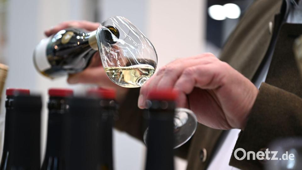 Ein Mitarbeiter des badischen Weinguts Bimmerle gießt am Prowein-Messe-Stand seiner Firma Riesling in ein Glas. Bild: Wolf von Dewitz/dpa