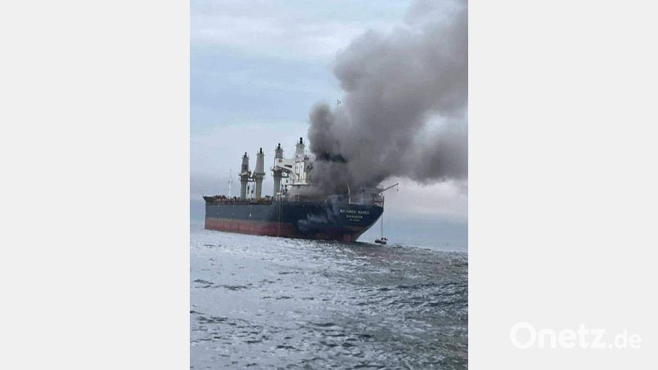 Teils gingen Schiffe in Flammen auf. Bild: Uncredited/Royal Thai Navy/AP/dpa