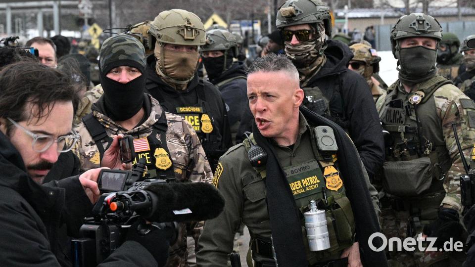 Sein rabiates Auftreten verschaffte Bovino Anerkennung bei Präsident Trump. (Archivbild) Bild: Tom Baker/AP/dpa