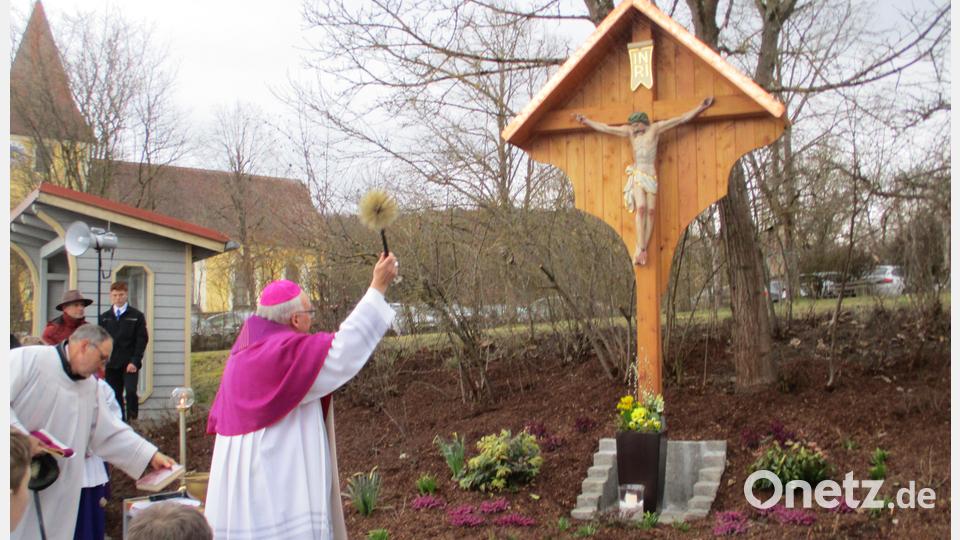 Diözesanbischof Rudolf Voderholzer segnet das neue Schulhauskreuz in Rottendorf. Bild: bnr
