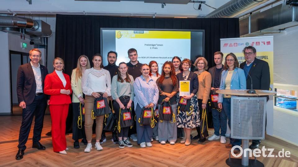 Schleswig-Holsteins Ministerpräsident Daniel Günther (links) gratulierte den Preisträgern der Berufsfachschule für Pflegeberufe NEW Life zu ihrem gelungenen Wettbewerbsbeitrag gegen Rassismus. Bild: Julia Petersen