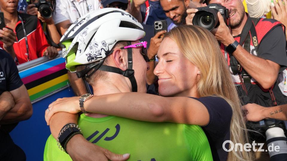 Urska Zigart gratuliert ihrem Verlobten Tadej Pogacar. (Archivbild) Bild: Jerome Delay/AP/dpa