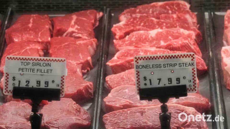 Maßnahme gegen die Klimakrise: weniger tierische Produkte konsumieren. (Symbolbild) Bild: Sue Ogrocki/AP/dpa