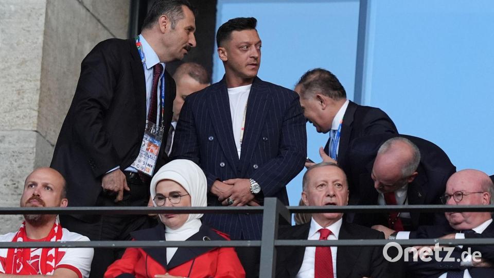 2024 besuchte Mesut Özil zusammen mit Recep Tayyip Erdogan ein EM-Spiel der Türkei in Deutschland. (Archivbild) Bild: Marcus Brandt/dpa
