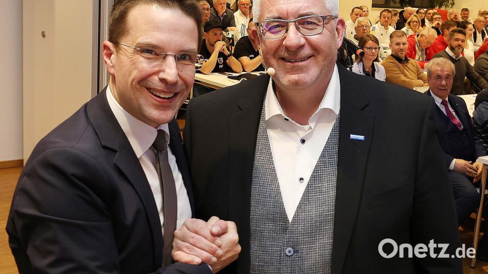 BFV-Präsident Christoph Kern gratuliert Thomas Graml zur Wiederwahl als Vorsitzender des Fußballbezirks Oberpfalz. Bild: Fabian Frühwirth/BFV
