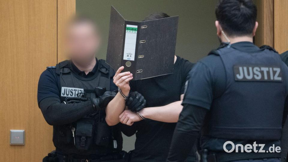 Zwei der Männer verdeckten beim Betreten des Gerichtssaals ihr Gesicht. Bild: dpa