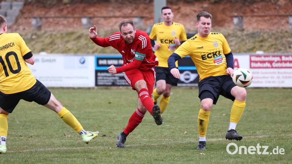 Simon Schmid (rotes Trikot) vom FC Dießfurt im Duell mit Martin Wawersig vom SV Hahnbach II. Die Dießfurter gewannen die Partie mit 5:1 und stehen damit weiterhin souverän an der Tabellenspitze der Kreisklasse West. Bild: Dieter Jäschke