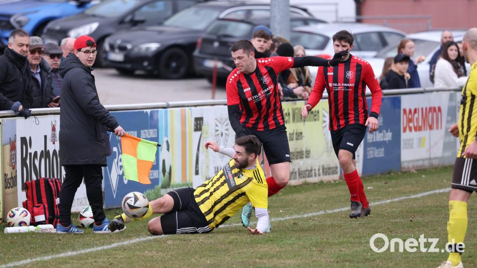 Spielszene aus der Partie zwischen der DJK Neustadt/WN (gelbes Trikot) und der SpVgg Pirk in der Kreisklasse Ost. Die DJK gewann die Partie mit 4:1. Bild: Dieter Jäschke