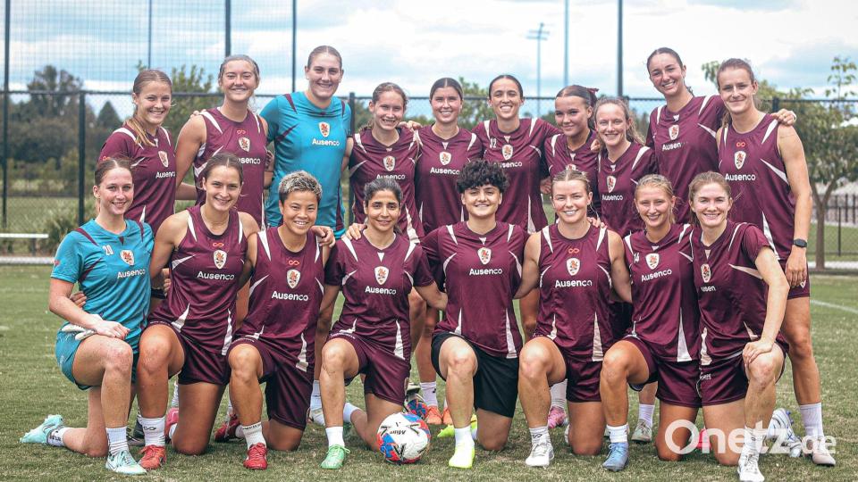 Die iranischen Fußballerinnen Ramezanisadeh und Pasandideh (vordere Reihe Mitte) bei Brisbane Roar. Bild: Brisbane Roar/dpa