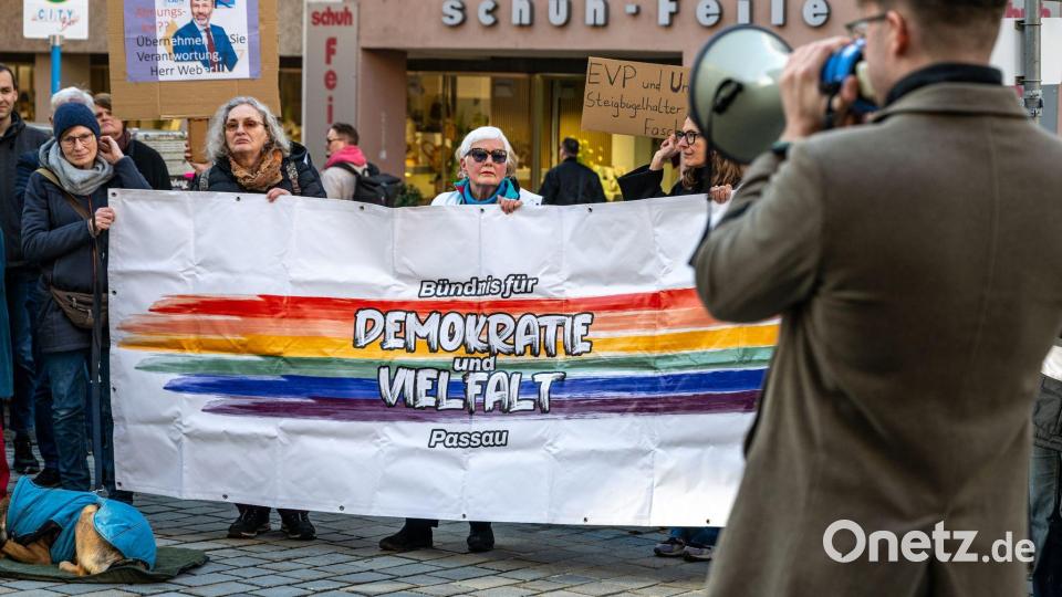 Demonstration des „Passauer Bündnisses für Demokratie und Vielfalt“ protestierten gegen EVP-Chef Weber und eine Zusammenarbeit der EVP mit der AfD im EU-Parlament. Bild: Armin Weigel/dpa