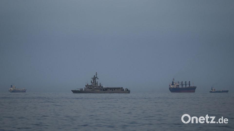 Als Folge des Iran-Krieges ist die für Öllieferungen wichtige Straße von Hormus nahezu blockiert. Hier patrouilliert ein Marine-Schiff der Vereinigten Arabischen Emirate neben Frachtschiffen und Öltankern dort. Bild: Altaf Qadri/AP/dpa