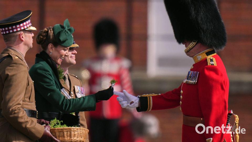 Prinzessin Kate verteilt Kleeblätter bei St.-Patrick’s-Day-Parade in Mons-Kaserne Bild: Alastair Grant/AP/dpa