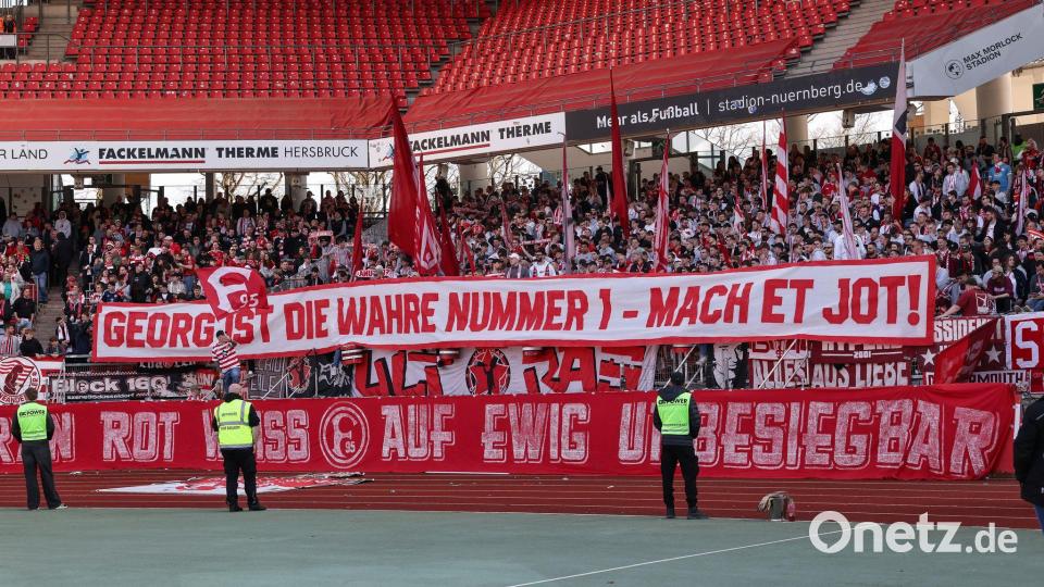 Fans von Fortuna Düsseldorf erinnern beim Spiel in Nürnberg an den gestorbenen früheren Torwart Georg Koch. (Archivbild) Bild: Daniel Löb/dpa