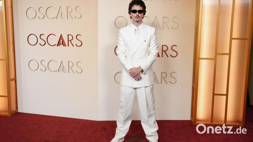 Timothée Chalamet posiert mit Sonnenbrille bei den Oscars 2026. Bild: Jordan Strauss/Invision/AP/dpa
