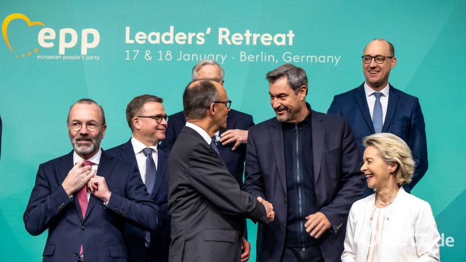 Die Parteienfamilie der EVP um ihren Vorsitzenden Manfred Weber (links) ist in Brüssel die Heimat von CDU und CSU. (Archivbild) Bild: Michael Kappeler/dpa