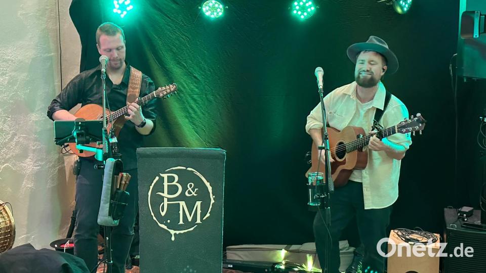 Das Duo "Bangers &amp; Mash" aus Regensburg heizte mit seinen Pub-Songs mächtig ein. Bild: Uli Sangl