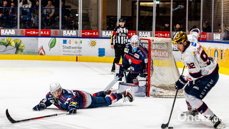 Calvin Pokorny (liegend) mit vollem Einsatz gegen den Ravensburger Goldhelm Mark Rassel. Die Blue Devils Weiden verloren ihr Heimspiel gegen die Towerstars am Sonntagabend mit 0:2. Bild: Elke Englmaier