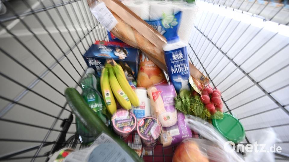 Klimaschutz mit Messer und Gabel: Was wir essen, hat immensen Einfluss auf unsere CO2-Bilanz. (Symbolbild) Bild: Bernd Weißbrod/dpa