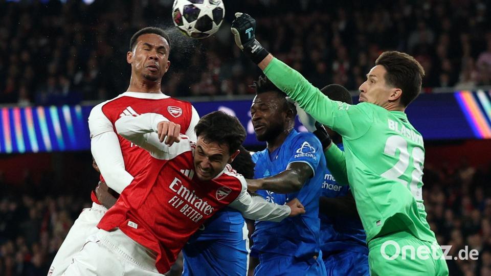 Hielt Bayer lange im Spiel: Torhüter Janis Blaswich (r.) Bild: Ian Walton/AP/dpa