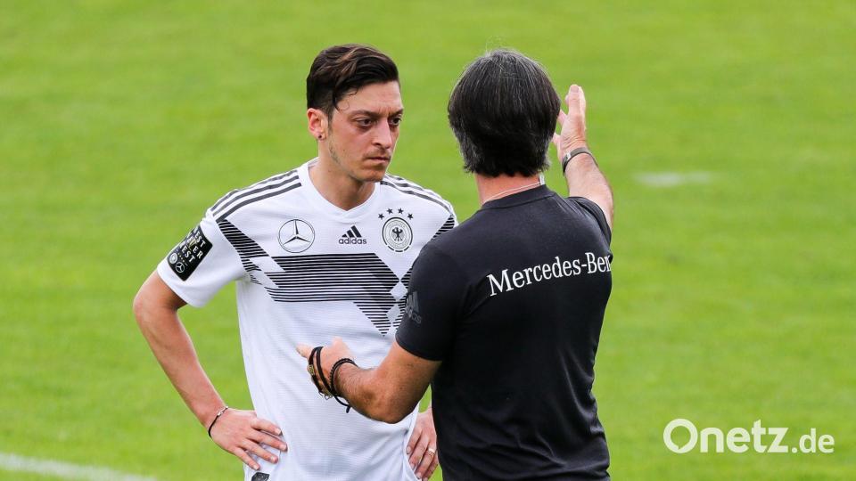 Unter Bundestrainer Joachim Löw gab Mesut Özil 2009 sein Debüt in der Nationalmannschaft. (Archivbild) Bild: Christian Charisius/dpa
