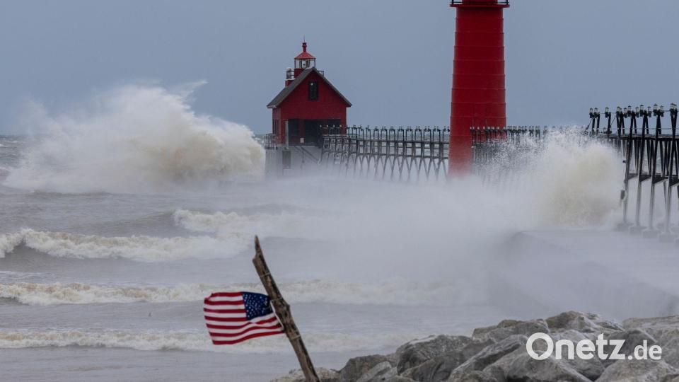 Eine große Welle prallt auf den South Pier in Grand Haven, Michigan. Bild: Joel Bissell/Kalamazoo Gazette/AP/dpa