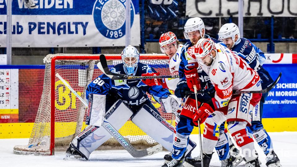 -60- Felix Noack (Blue Devils Weiden), -27- Dominik Bohac (Blue Devils Weiden), -75- Denis Shevyrin (Eispiraten Crimmitschau), -43- Fabian Ribnitzky (Blue Devils Weiden) Bild: Tobias Neubert